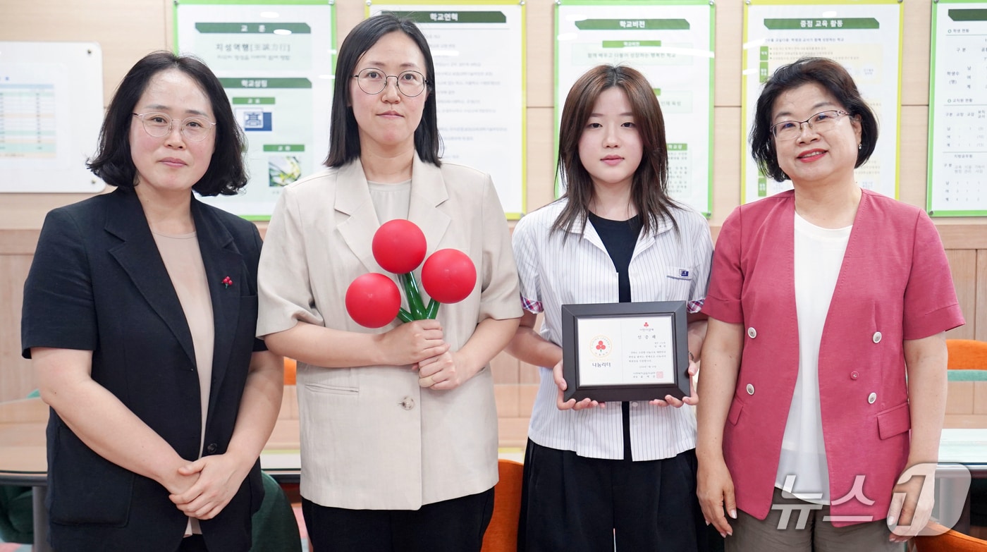 제주 한림고등학교 2학년 학생인 임예량 양(왼쪽에서 세 번째)이 지난 10일 제주사회복지공동모금회에서 '나눔리더' 인증패를 받은 뒤 기념촬영을 하고 있다.(제주사회복지공동모금회 제공, 재판매 및 DB 금지)