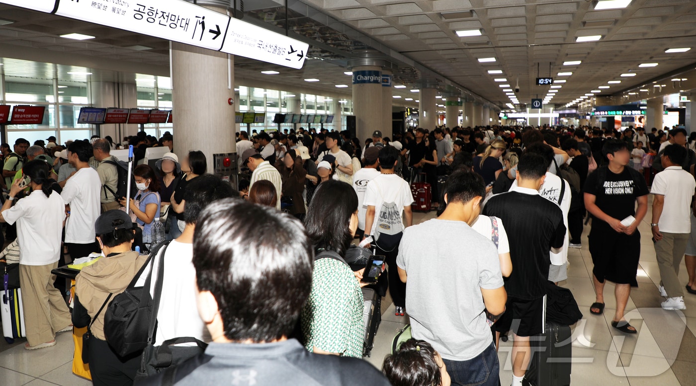 제주국제공항에 강풍 경보와 급변풍 경보가 내려진 11일 오전 제주국제공항 3층 국내선 출발 대합실에 결항 대체 항공편 탑승권을 구하려는 승객들이 긴 줄을 서고 있다. ⓒ 뉴스1 오미란 기자