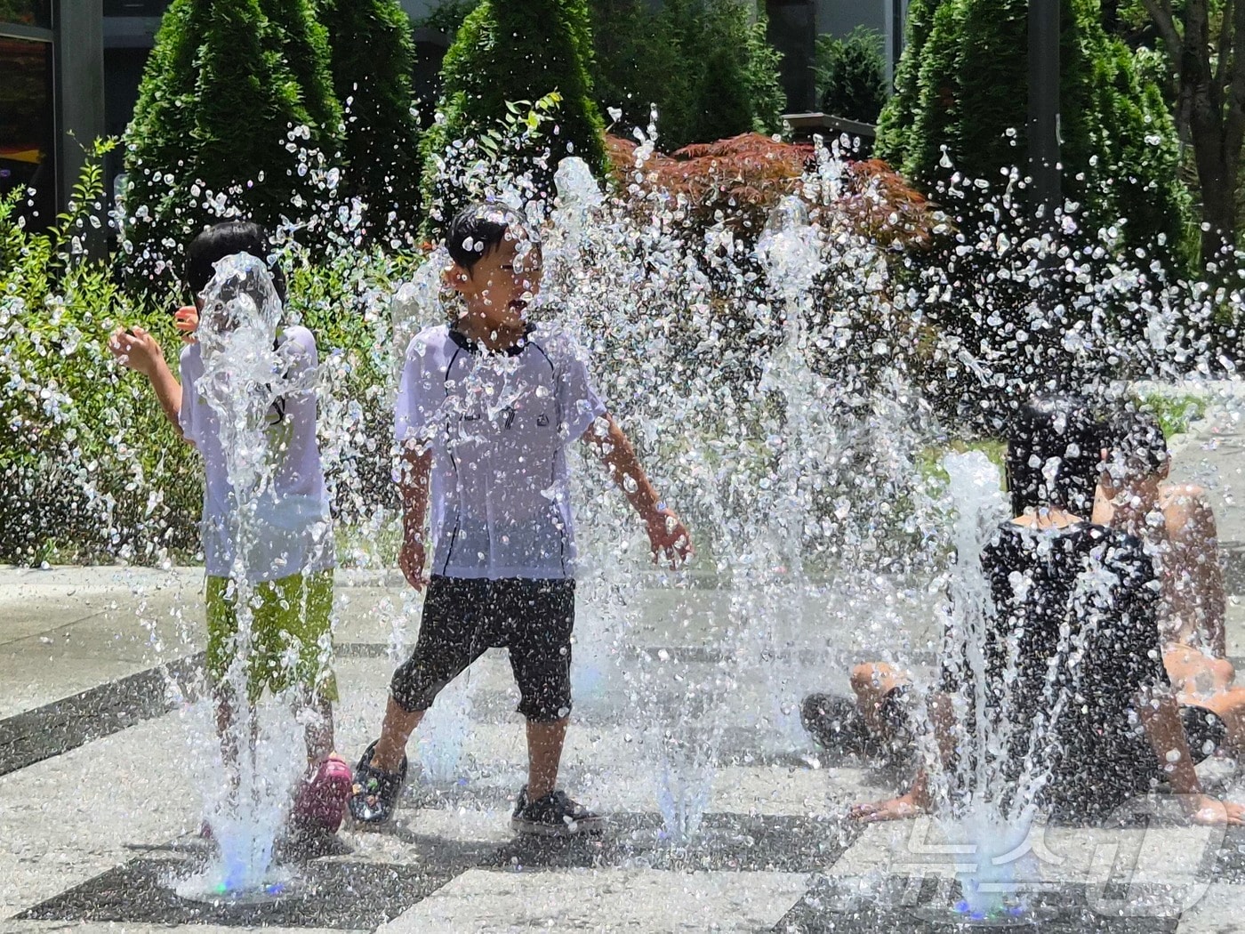 전북 전 지역에 폭염특보가 발효된 12일 전북 완주군 삼례읍 한 아파트에서 어린이들이 바닥분수에서 물놀이를 하며 더위를 식히고 있다. 2026.7.12 ⓒ 뉴스1 유경석 기자