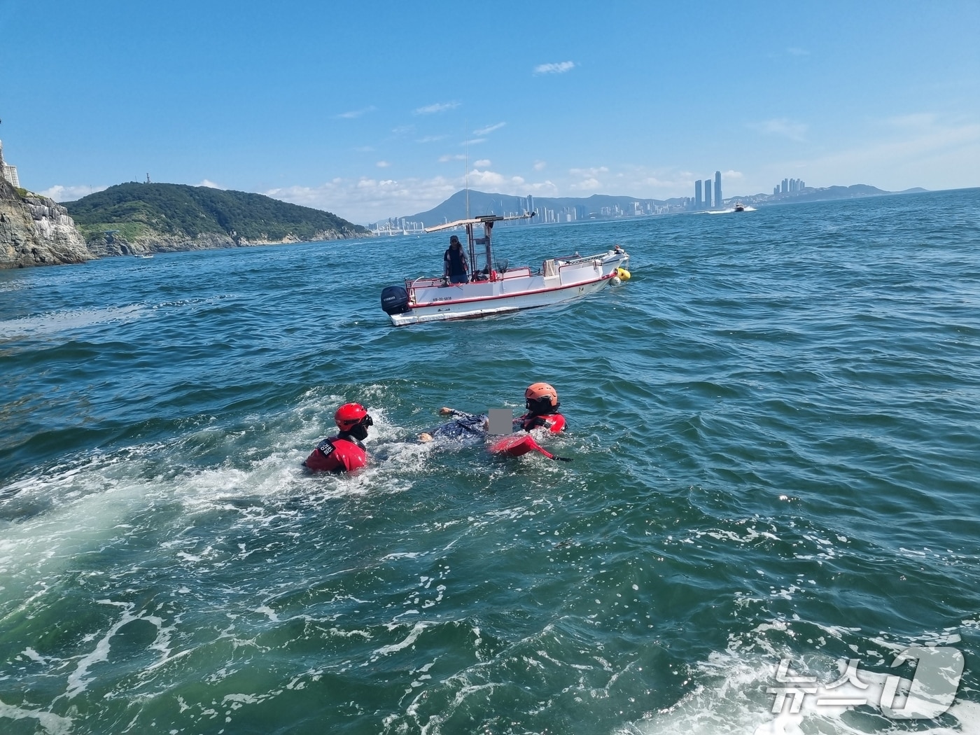 12일 부산 오륙도 등대섬 인근 해상에서 익수자를 구조하고 있는 해경 대원들.(부산해경 제공. 재판매 및 DB금지)