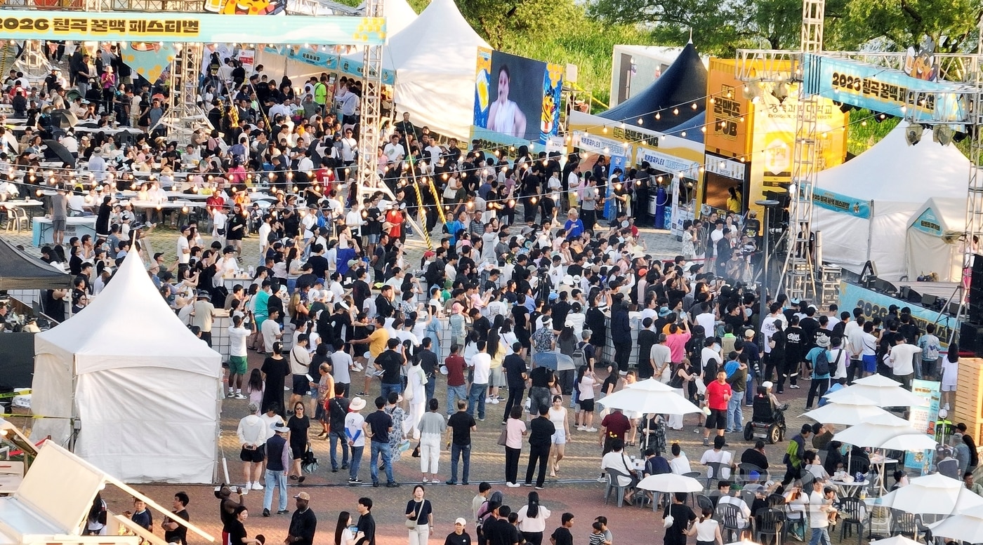 12일 왜관읍 평화군수 일대에서 열린 칠곡 꿀맥 페스티벌에서 참여 시민들이 축제를 즐기고 있다. (칠곡군 제공. 재판매 및 DB금지) 2026.7.12