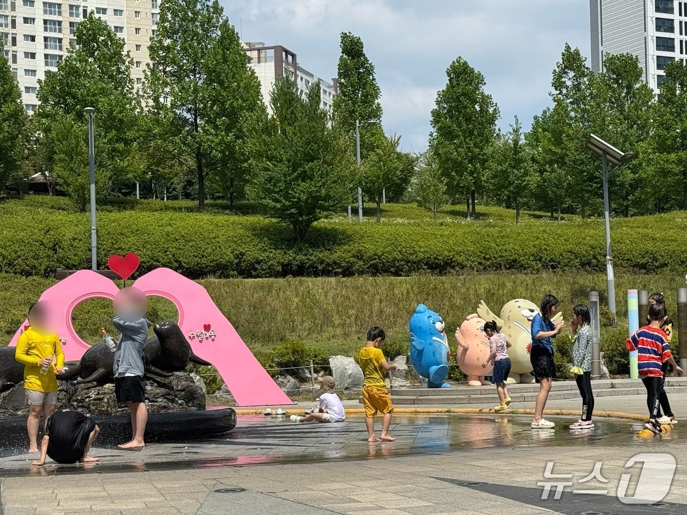 인천 남동구 찬우물공원에서 아이들이 더위를 식히고 있다.2026.7.1ⓒ 뉴스1 박소영 기자