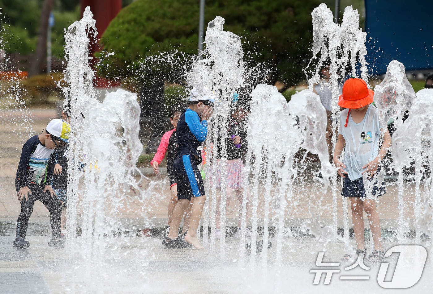 경산시 남산면 삼성현역사문화공원 바닥분수에서 어린이들이 더위를 식히고 있다. 2026.7.12 ⓒ 뉴스1 공정식 기자