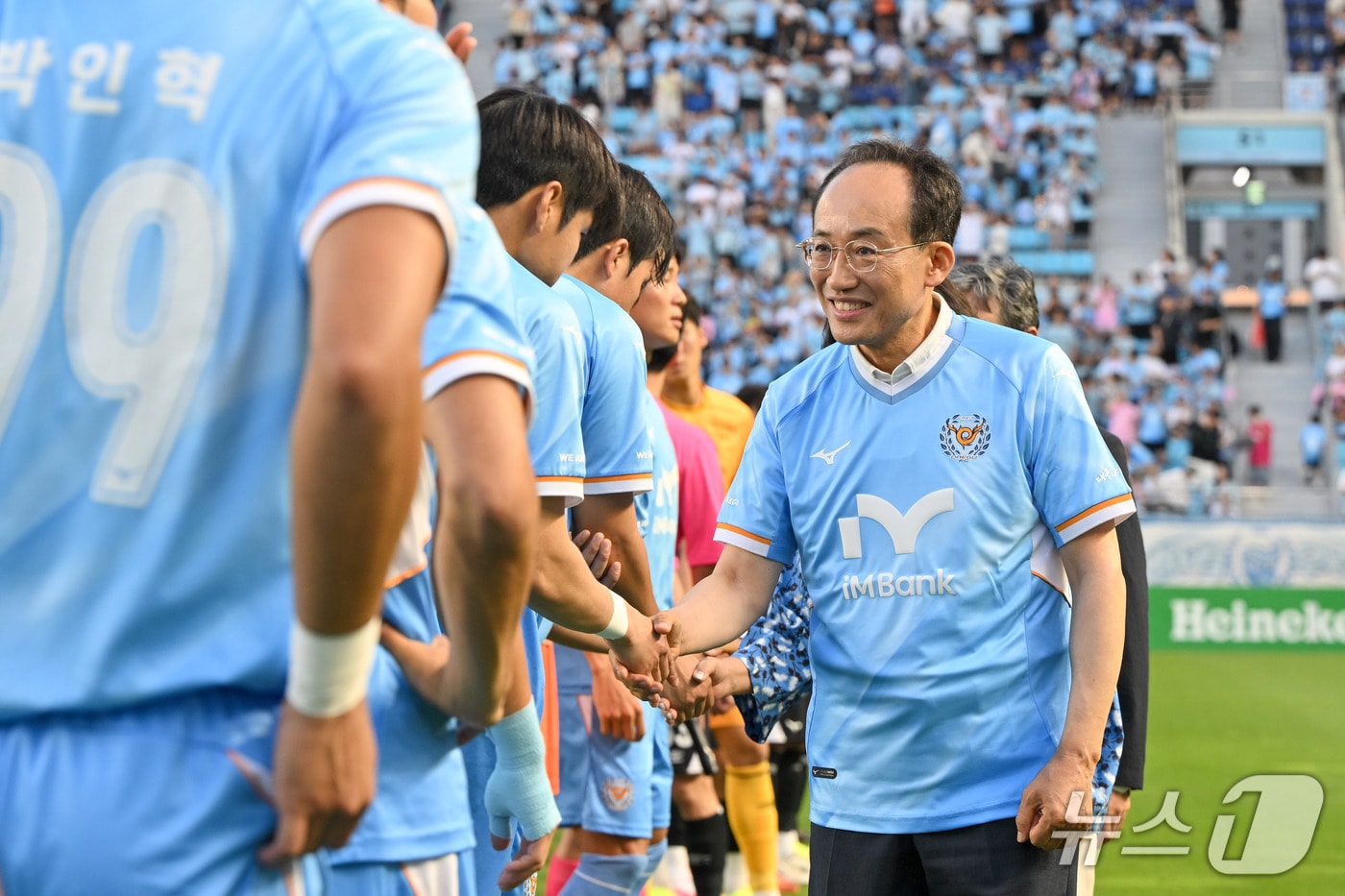 추경호 대구시장이 11일 대구iM뱅크파크에서 열린 '하나은행 K리그2 2026' 대구FC와 성남FC의 경기에 앞서 대구FC의 승리와 K리그1 승격을 기원하는 시축에 나선 뒤 선수들과 인사하고 있다. (대구시 제공. 재판매 및 DB 금지) 2026.7.11/뉴스1