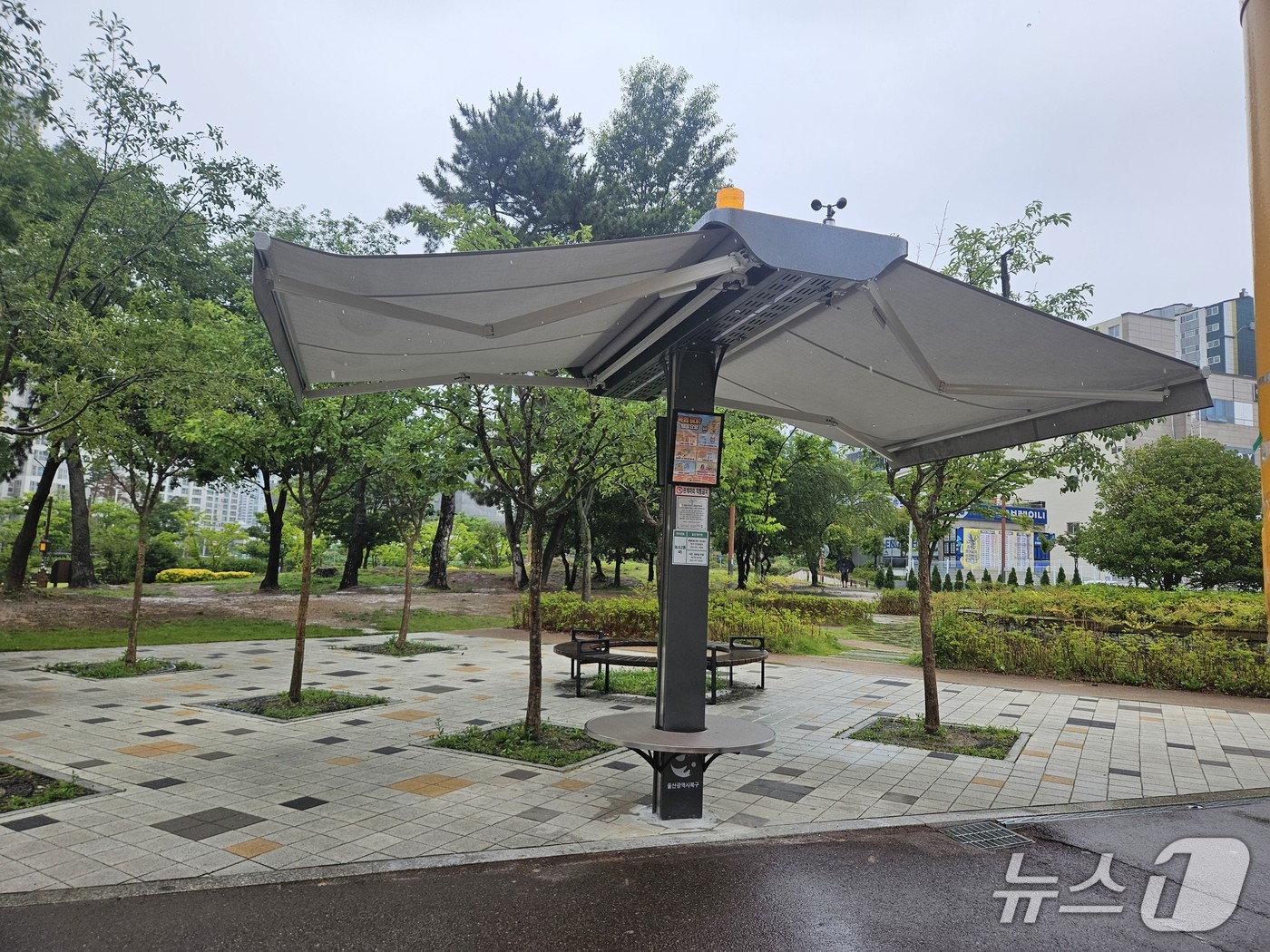 울산 북구 재난안전 특별교부세 그늘막 설치 모습.(울산 북구 제공. 재판매 및 DB금지)/뉴스1