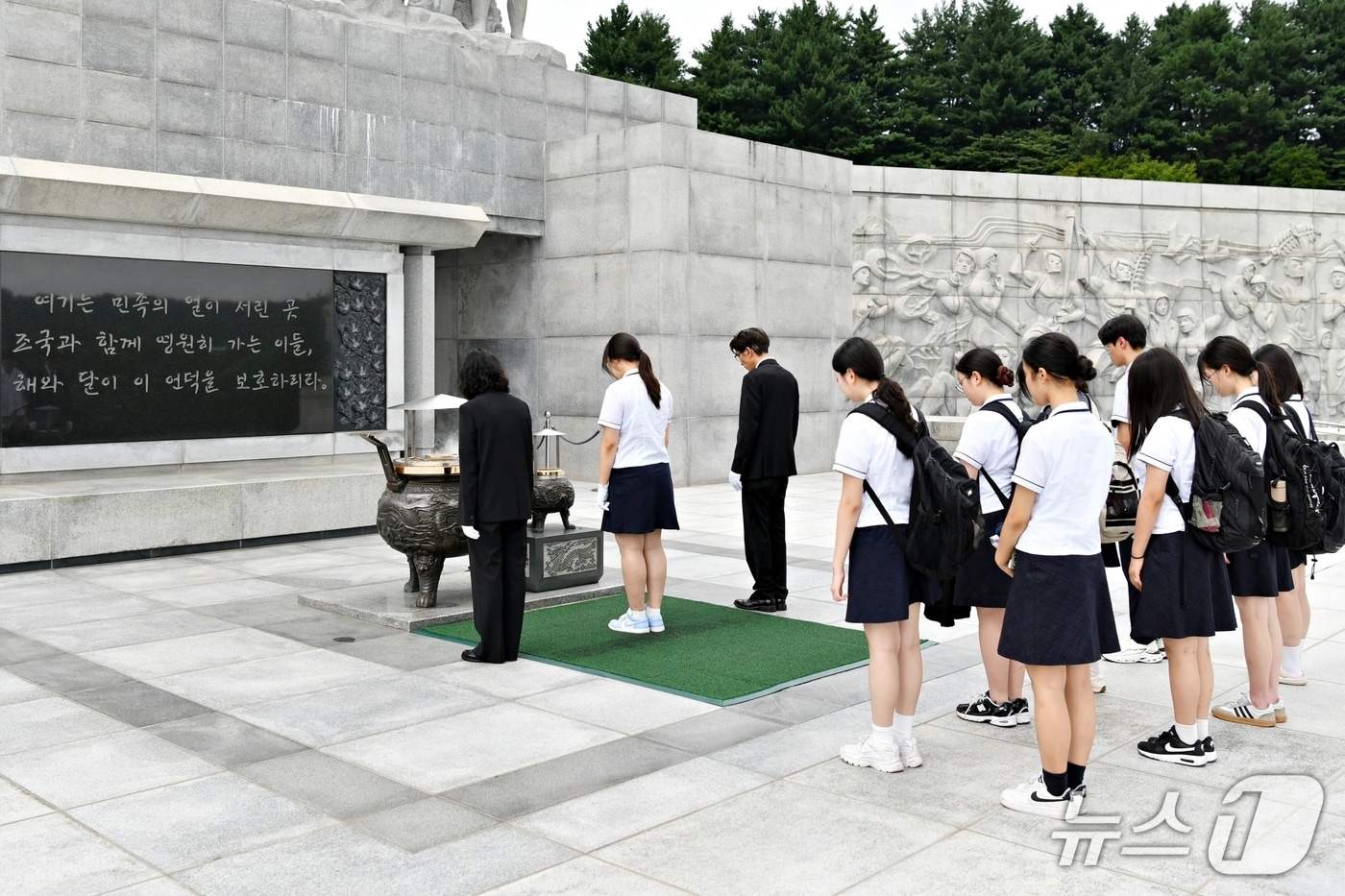 대전외고 학생들이 현충원 참배를 하고 있다.(대전현충원 제공. 재판매 및 DB금지)/뉴스1