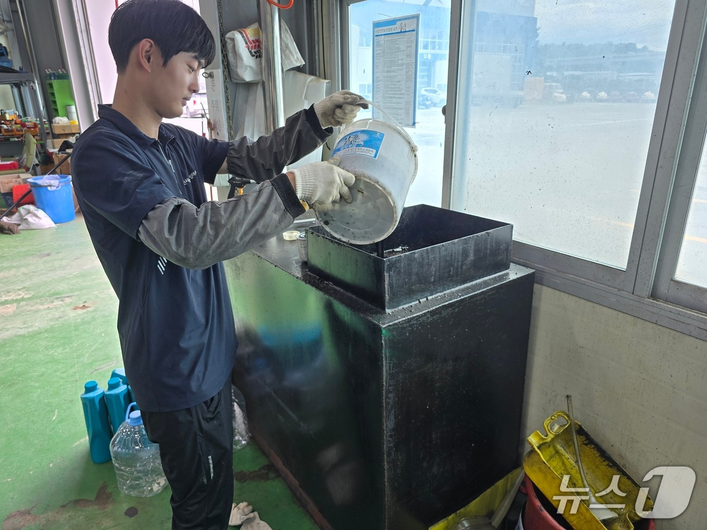 경북 영천시는 농업기계 폐유 무상 수거 서비스를 15일부터 시작한다. (영천시 제공. 재판매 및 DB금지)/뉴스1