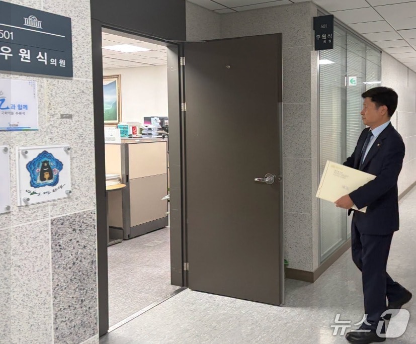 홍기원 더불어민주당 의원이 일부 예외에 한해 검찰 보완수사권을 인정하는 내용의 형사소송법 개정안 발의에 동참해 줄 것을 호소하는 내용의 편지를 전하기 위해 13일 오전 우원식 의원 방을 들어서는 모습. (SNS 갈무리) ⓒ 뉴스1