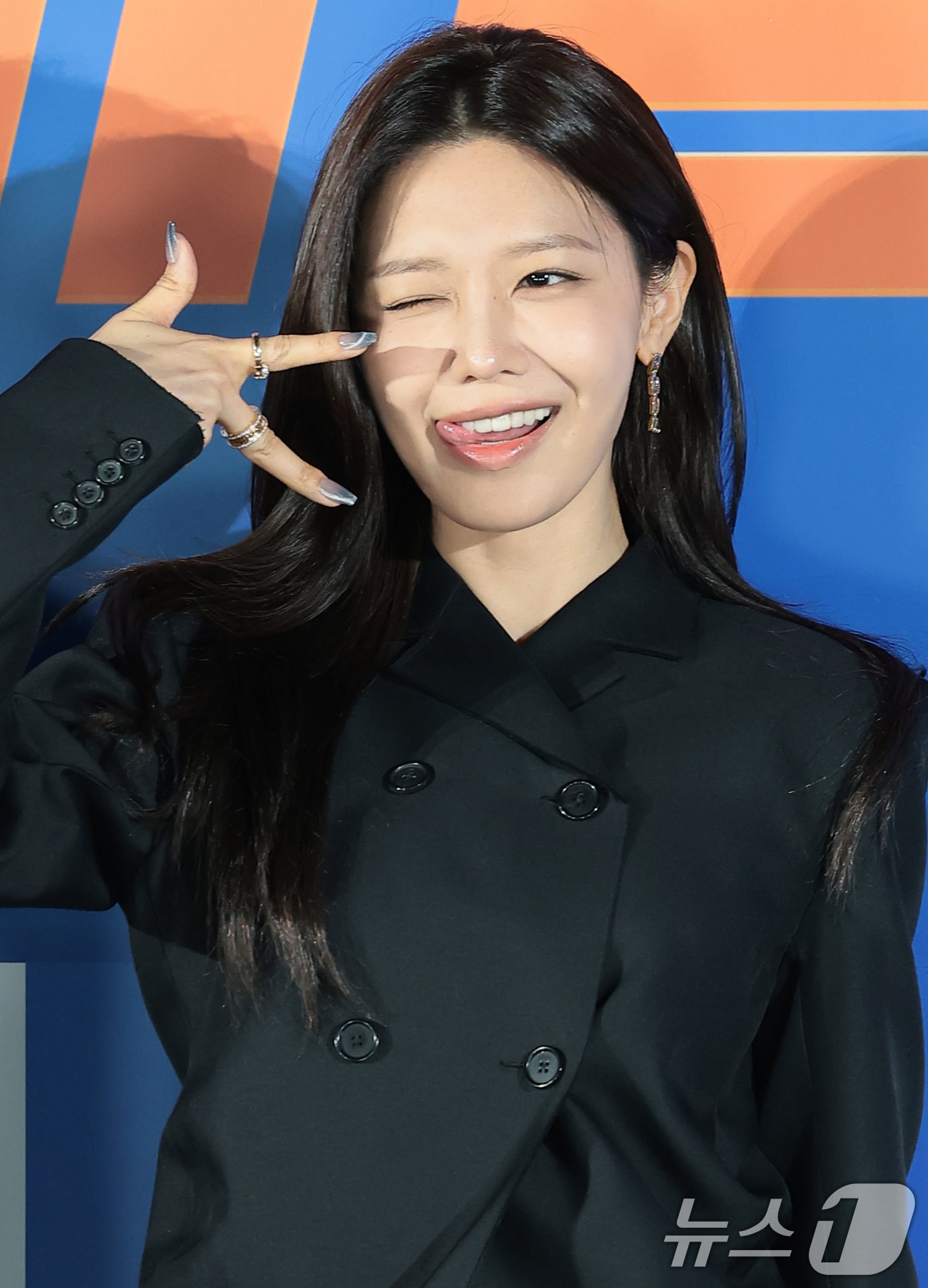배우 최수영이 13일 오전 서울 용산CGV에서 열린 영화 '오케이 마담2' 제작보고회에서 포즈를 취하고 있다. '오케이 마담2'는 초호화 크루즈 여행을 떠난 전직 레전드 요원 미영(엄정화 분)의 가족들이 푸른 바다 한복판, 크루즈 납치 사건에 휘말리면서 벌어지는 코믹 액션영화다. 2026.7.13 ⓒ 뉴스1 권현진 기자