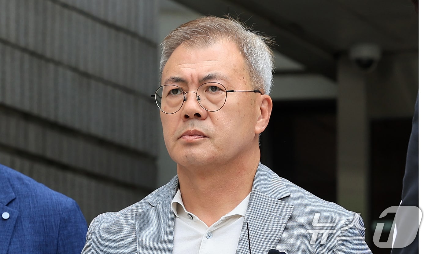 12.3 비상계엄에 가담한 의혹을 받는 강호필 전 육군 지상작전사령관이 13일 서울 서초구 서울중앙지방법원에서 열린 구속 전 피의자 심문(영장실질심사)을 마치고 법원을 나서고 있다. 2026.7.13 ⓒ 뉴스1 이호윤 기자