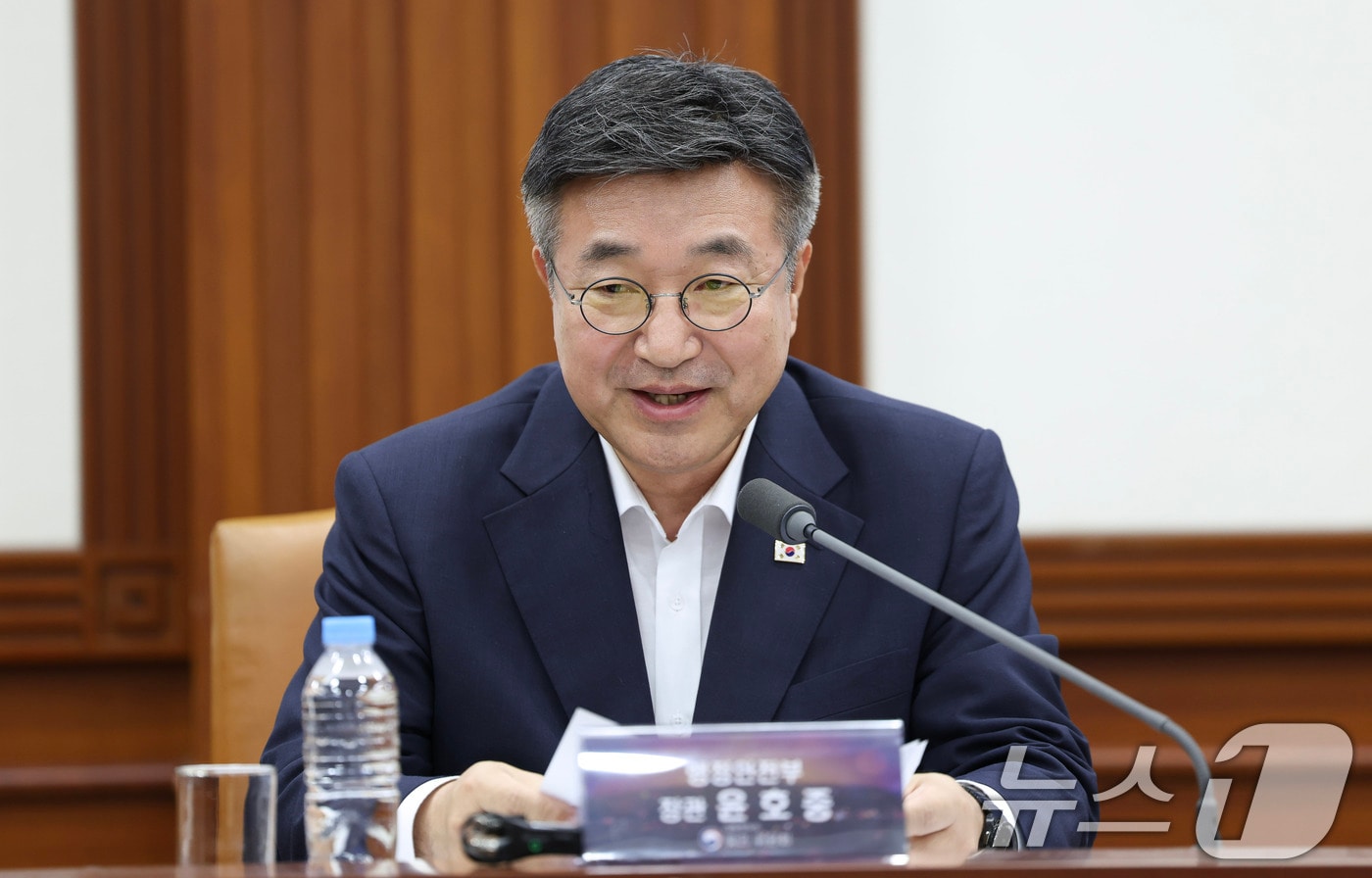 윤호중 행정안전부 장관이 13일 오전 서울 종로구 정부서울청사 영상회의실에서 열린 '빛의 위원회' 제1차 본회의에서 인사말을 하고 있다. (행정안전부 제공. 재판매 및 DB금지) 2026.7.13 ⓒ 뉴스1