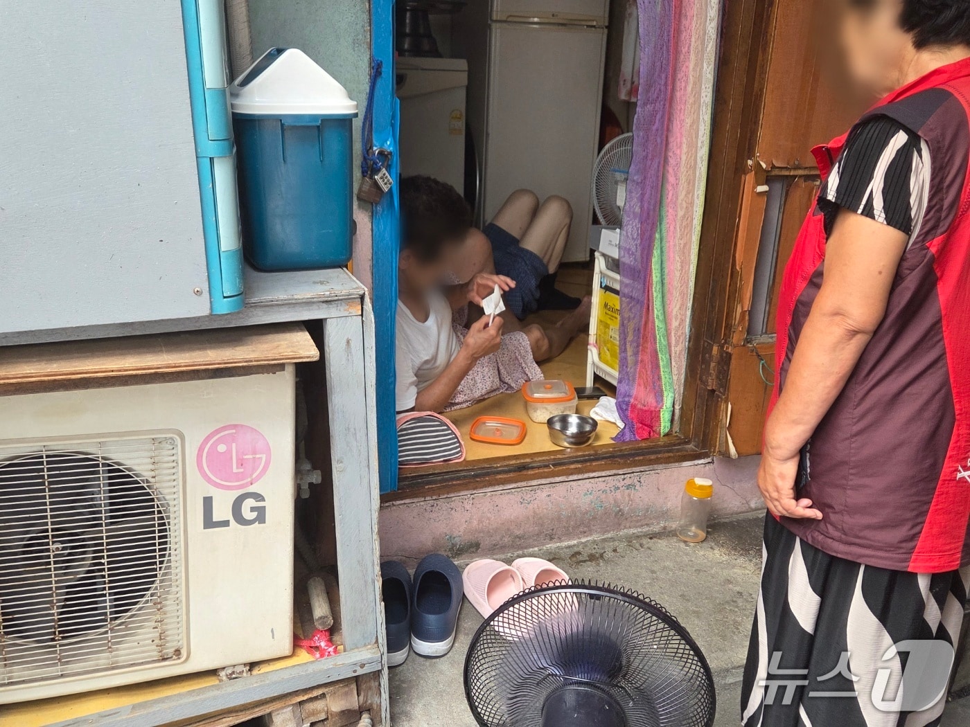 대전에 폭염경보가 발효 중인 13일 동구 쪽방촌 주민들이 문을 열고 선풍기를 켜둔 채 더위를 견디고 있다. ⓒ 뉴스1 김종서 기자