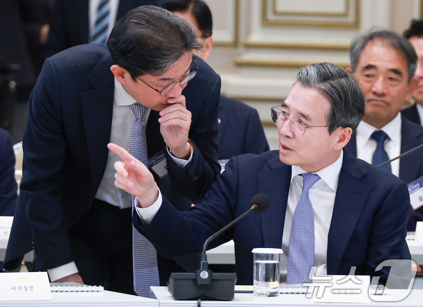 지난 7월 13일 일 청와대 영빈관에서 열린 2026년 국가재정전략회의에서 김용범 청와대 정책실장(오른쪽)이 이억원 금융위원장과 대화하고 있다. 2026.7.13 ⓒ 뉴스1 허경 기자
