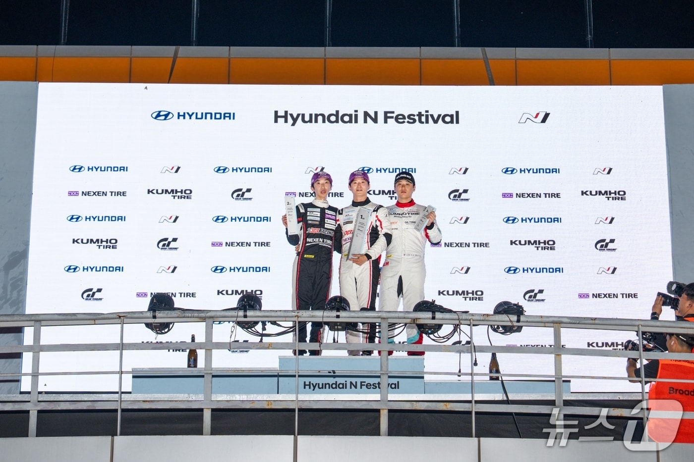 현대 N 페스티벌 eN1 클래스 3라운드 레이스2 포디엄. 왼쪽부터 김규민 선수(DCT 레이싱), 김영찬 선수(DCT 레이싱), 이창욱 선수(금호SLM). (넥센타이어 제공)
