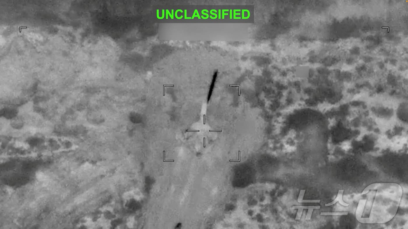 12일 공개된 미 중부사령부(CENTCOM) 배포 영상의 화면 캡처. 미군의 이란 공습 당시 발사체가 미상의 표적에 접근하는 모습이다. 2026.07.12. 출처: CENTCOM <자료사진>ⓒ 로이터=뉴스1