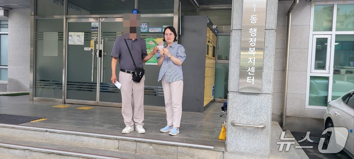 지난 6월 행정복지센터에서 주민등록증을 발급받은 강 모 씨가 김경숙 경기 수원시 새빛민원실 베테랑팀장과 기념촬영을 하고 있다. (수원시 제공. 재판매 및 DB 금지) 2026.7.13/뉴스1