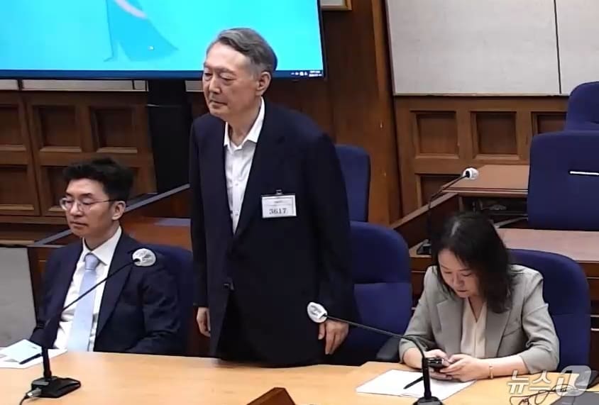 정치 브로커 명태균 씨로부터 무상으로 여론조사를 받은 혐의로 기소된 윤석열 전 대통령이 13일 서울 서초구 서울중앙지방법원에서 열린 1심 선고공판에서 선고 내용을 듣고 있다.  (서울중앙지방법원 제공. 재판매 및 DB금지) 2026.7.13 ⓒ 뉴스1