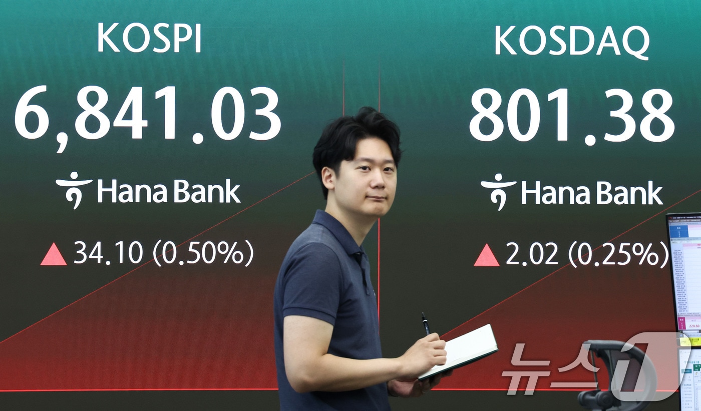 14일 서울 중구 하나은행 본점 딜링룸 전광판에 코스피 시황이 표시되어 있다.2026.7.14 ⓒ 뉴스1 최지환 기자
