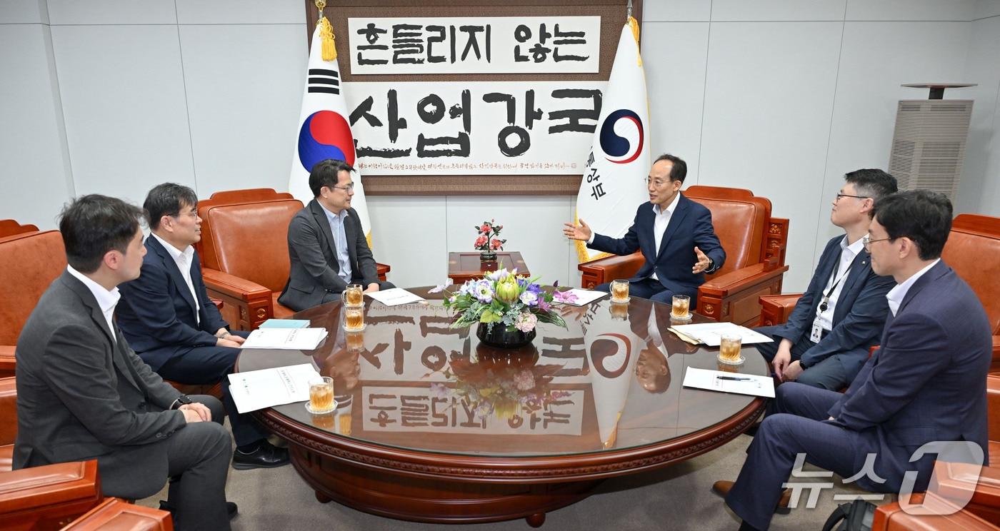 추경호 대구시장이 13일 산업통상부 관계자들과 만나 지역 연안사업에 대한 정부 차원의 지원을 요청하고 있다. (대구시 제공. 재판매 및 DB 금지) 2026.7.13/뉴스1