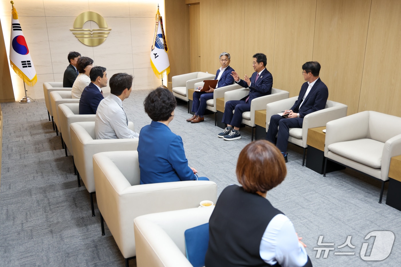 김해시와 시의회 의장단이 지난 13일 시청 접견실에서 간담회를 갖고 있다.(김해시 제공. 재판매 및 DB금지)