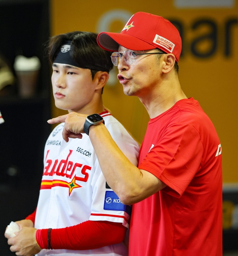 최선호 SSG 랜더스 멘털코치(오른쪽). (SSG 랜더스 제공)