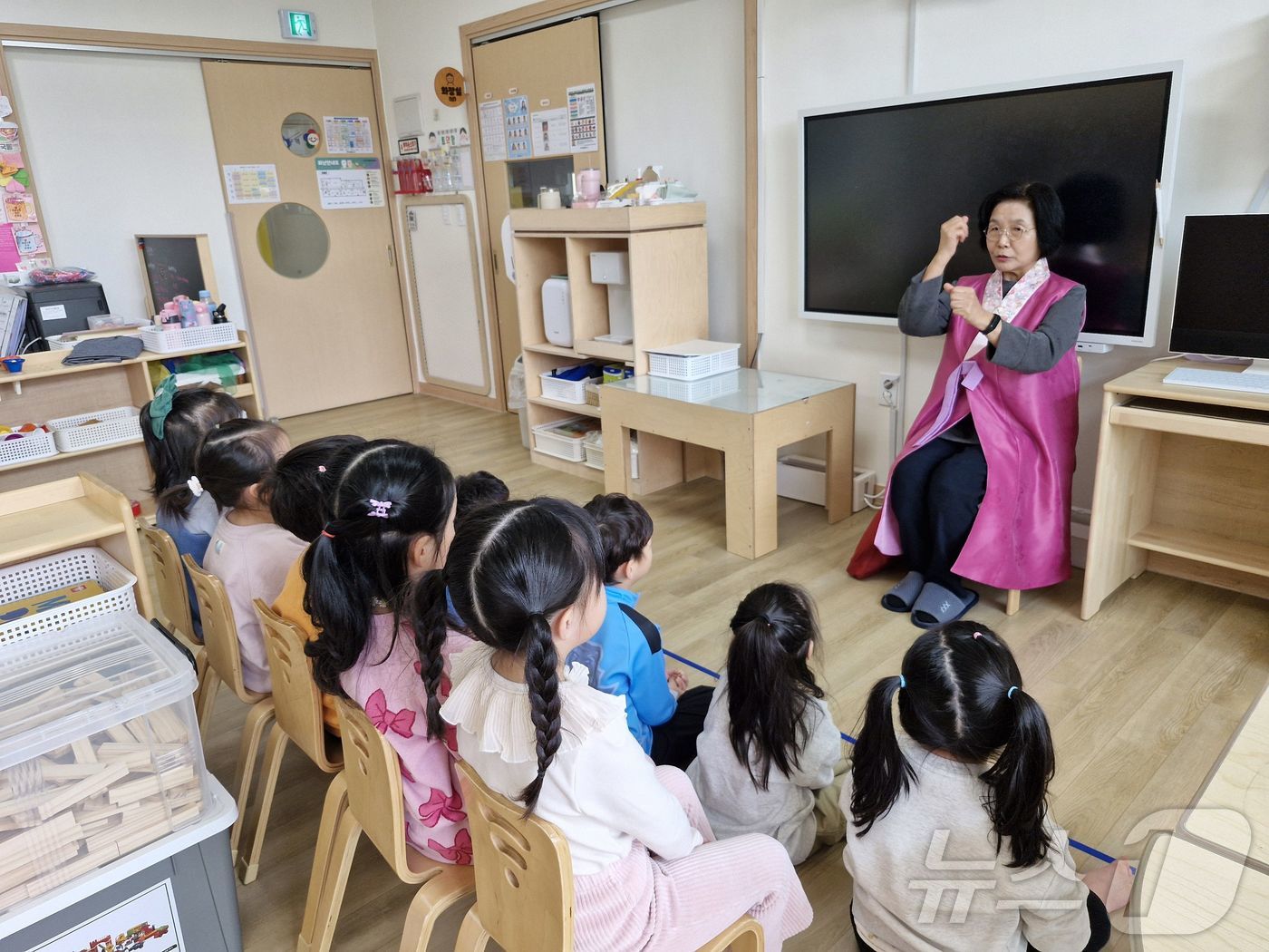 문화체육관광부(장관 최휘영)가 주최하고 한국국학진흥원(원장 정종섭)이 주관하는 ‘아름다운 이야기할머니’ 사업의 2026년 하반기 심화교육이 7월 14일부터 8월 6일까지 전국 7개 권역에서 순차적으로 개최된다. /뉴스1