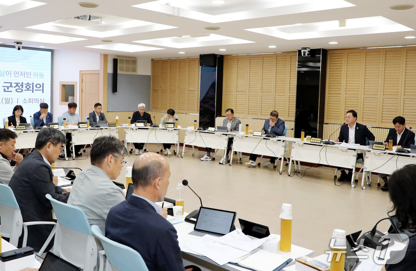 하동군은 전국적으로 기록적인 폭염이 이어지며 온열질환 등 각종 피해가 우려됨에 따라 7월 13일 군정회의에서 김현수 군수 주재로 긴급 폭염대책회의를 열고 분야별 대응 상황을 종합 점검했다.