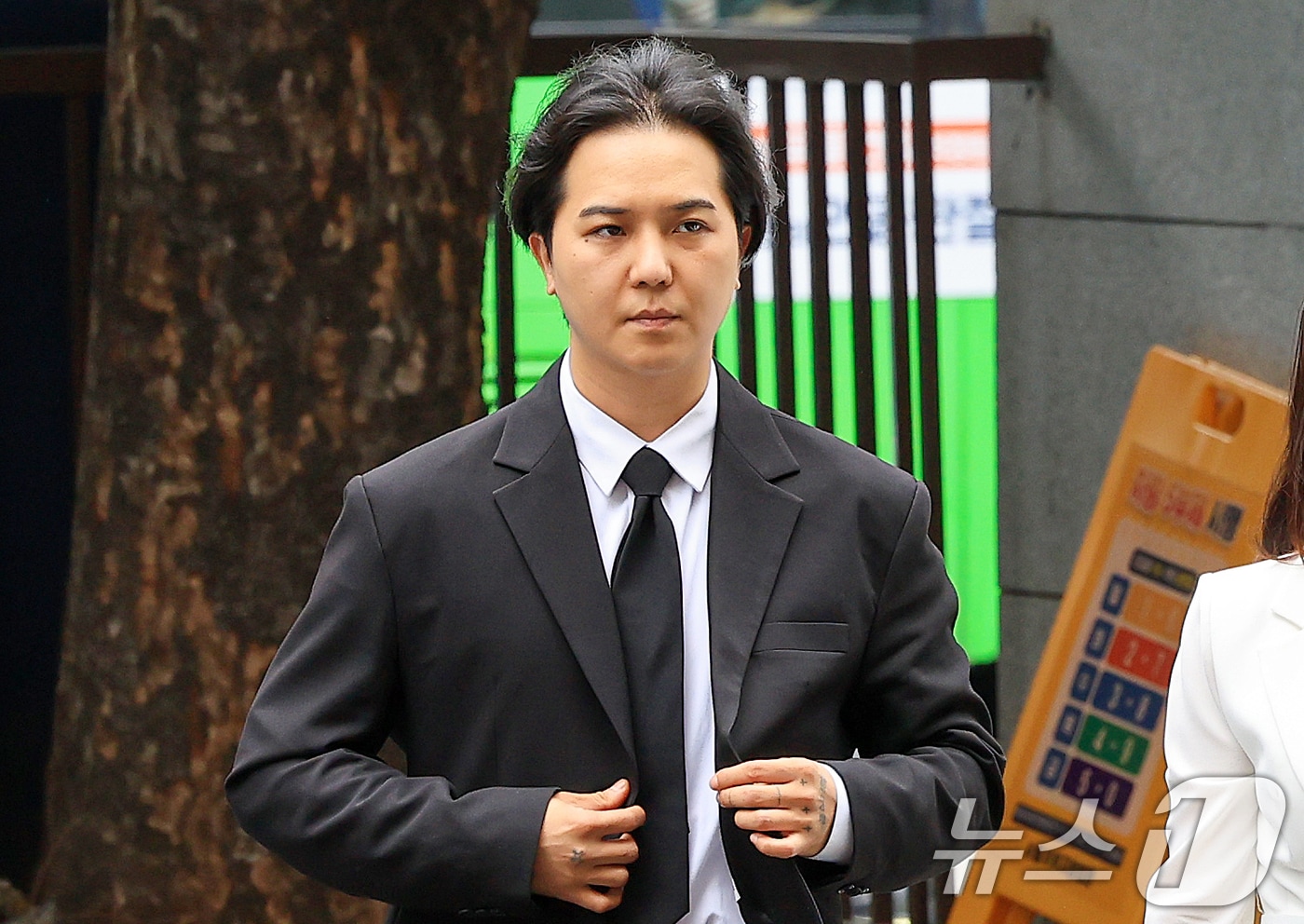 송민호 징역 1년 구형... "깨어있는 모습 잘 못