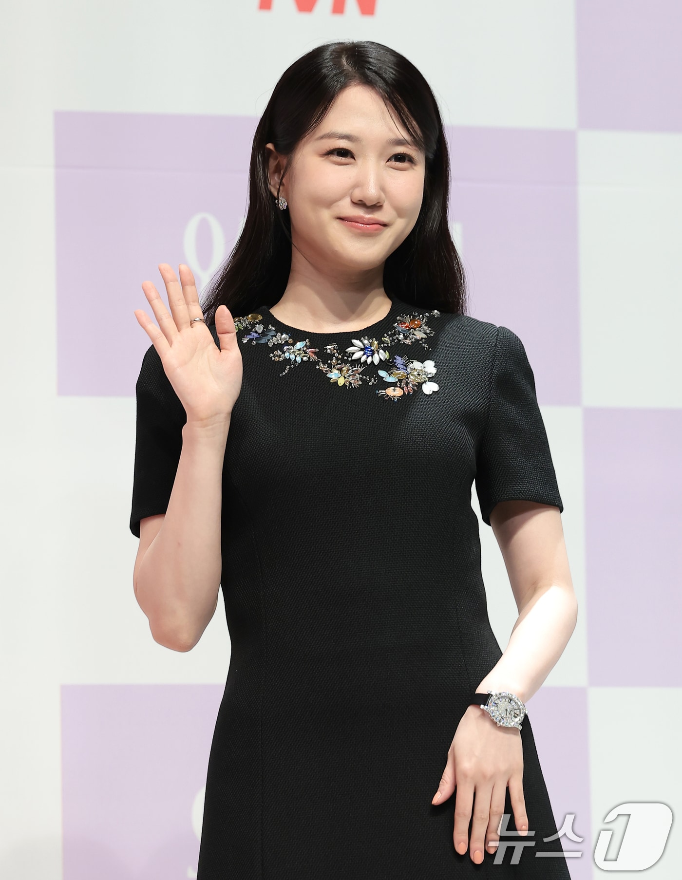 배우 박은빈이 14일 서울 강남구 엘리에나 호텔 서울강남에서 열린 tvN 새 토일드라마 '오싹한 연애' 제작발표회에서 포즈를 취하고 있다. ‘오싹한 연애’는 귀신을 보는 재벌 상속녀와 귀신을 가장 무서워하는 열혈 검사의 좌충우돌 오컬트 로맨스를 그리는 드라마다. 2026.7.14 ⓒ 뉴스1 권현진 기자