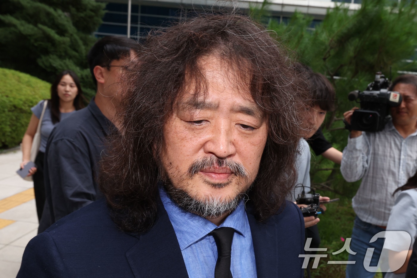 방송인 김어준이 14일 오후 서울 도봉구 서울북부지방법원에서 이동재 전 채널A 기자 명예훼손 혐의 선고 공판에서 벌금 2000만원을 선고받은 뒤 입장 표명 없이 법원을 나서고 있다. 2026.7.14 ⓒ 뉴스1 이종수 기자