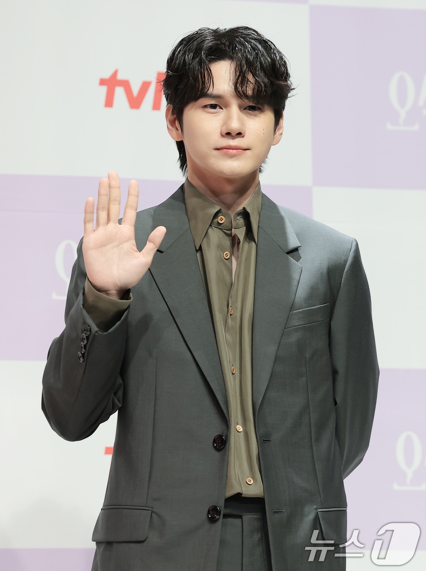 배우 옹성우가 14일 서울 강남구 엘리에나 호텔 서울강남에서 열린 tvN 새 토일드라마 '오싹한 연애' 제작발표회에서 포즈를 취하고 있다. ‘오싹한 연애’는 귀신을 보는 재벌 상속녀와 귀신을 가장 무서워하는 열혈 검사의 좌충우돌 오컬트 로맨스를 그리는 드라마다. 2026.7.14 ⓒ 뉴스1 권현진 기자