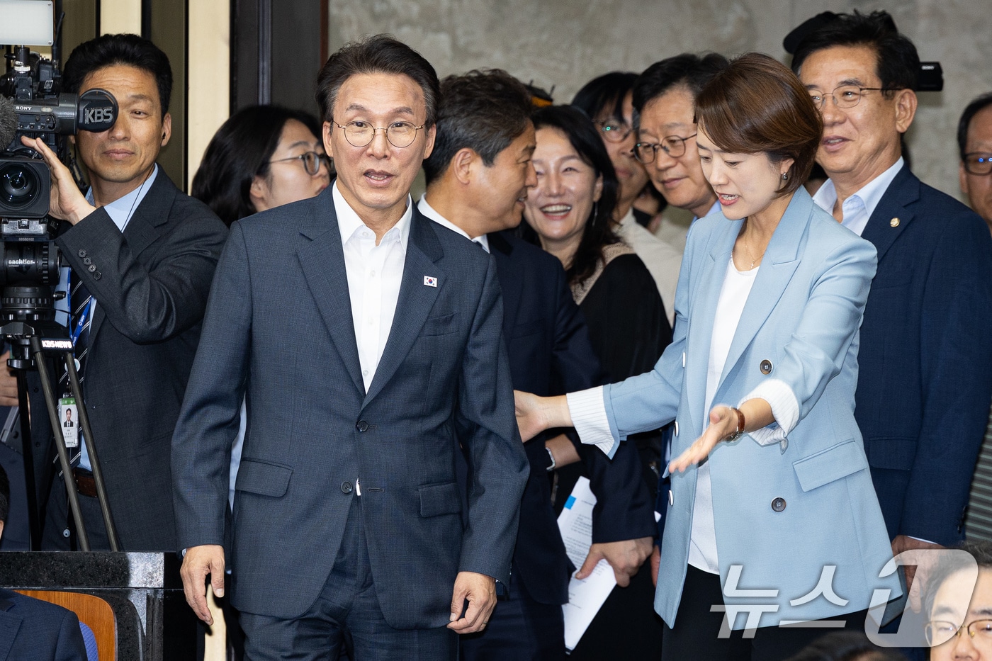 더불어민주당 당권주자인 김민석 전 총리와 고민정 의원이 14일 서울 여의도 국회에서 열린 의원총회에 참석하고 있다. 2026.7.14 ⓒ 뉴스1 유승관 기자