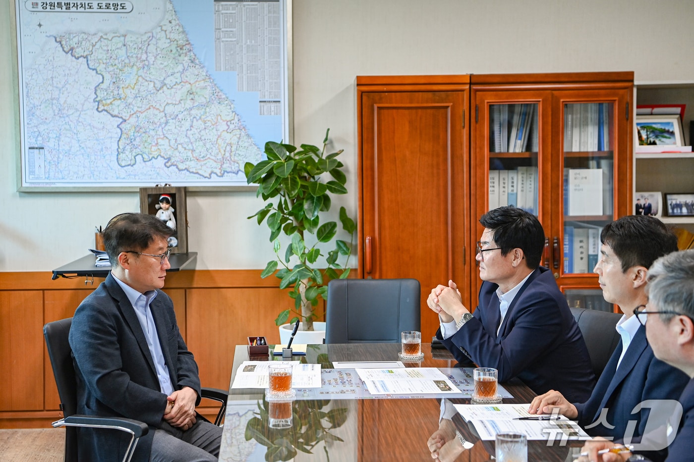 구자열 강원 원주시장이 13일 강원도청을 찾아 신원철 경제부지사를 비롯한 도 핵심 관계자들을 만나 지역 주요 현안사업의 원활한 추진과 도 차원의 협력을 요청했다. (원주시 제공. 재판매 및 DB금지) 2026.7.14/뉴스1