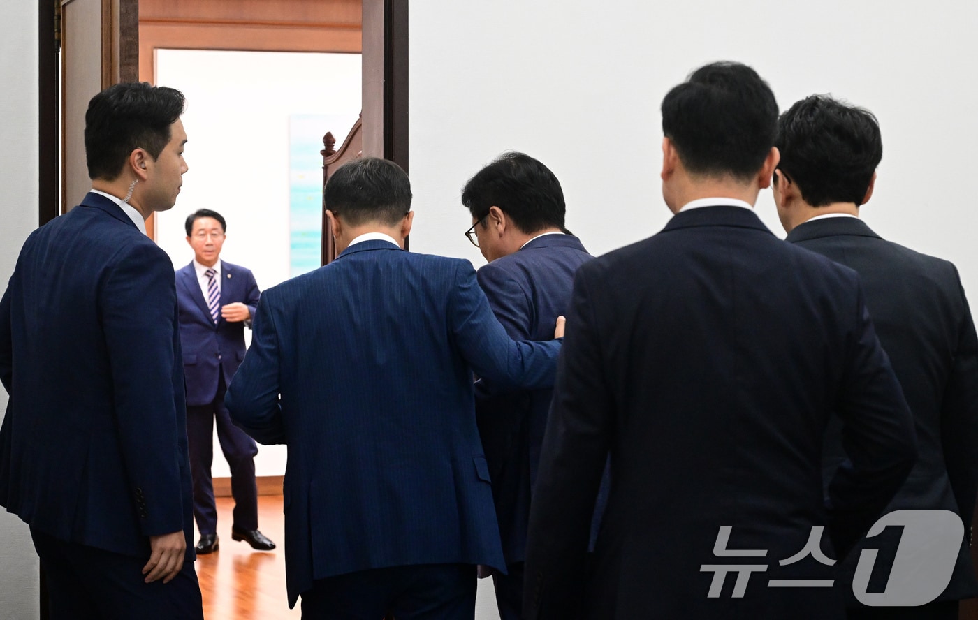 더불어민주당 한병도, 국민의힘 정점식 원내대표가 지난 14일 서울 여의도 국회에서 열린 조정식 국회의장 주재 여야 원내대표 회동에 들어서며 대화하고 있다. (공동취재) 2026.7.14 ⓒ 뉴스1 유승관 기자