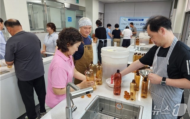 계룡시농업기술센터 다목적교육장에서 열린 '농산물 활용 수제맥주 과정'에서 교육생들이 청양고추, 귤피, 페퍼민트, 커피 원두 등 지역 농산물을 활용해 수제맥주를 직접 만들고 있다.(계룡시 제공. 재판매 및 DB 금지)/뉴스1