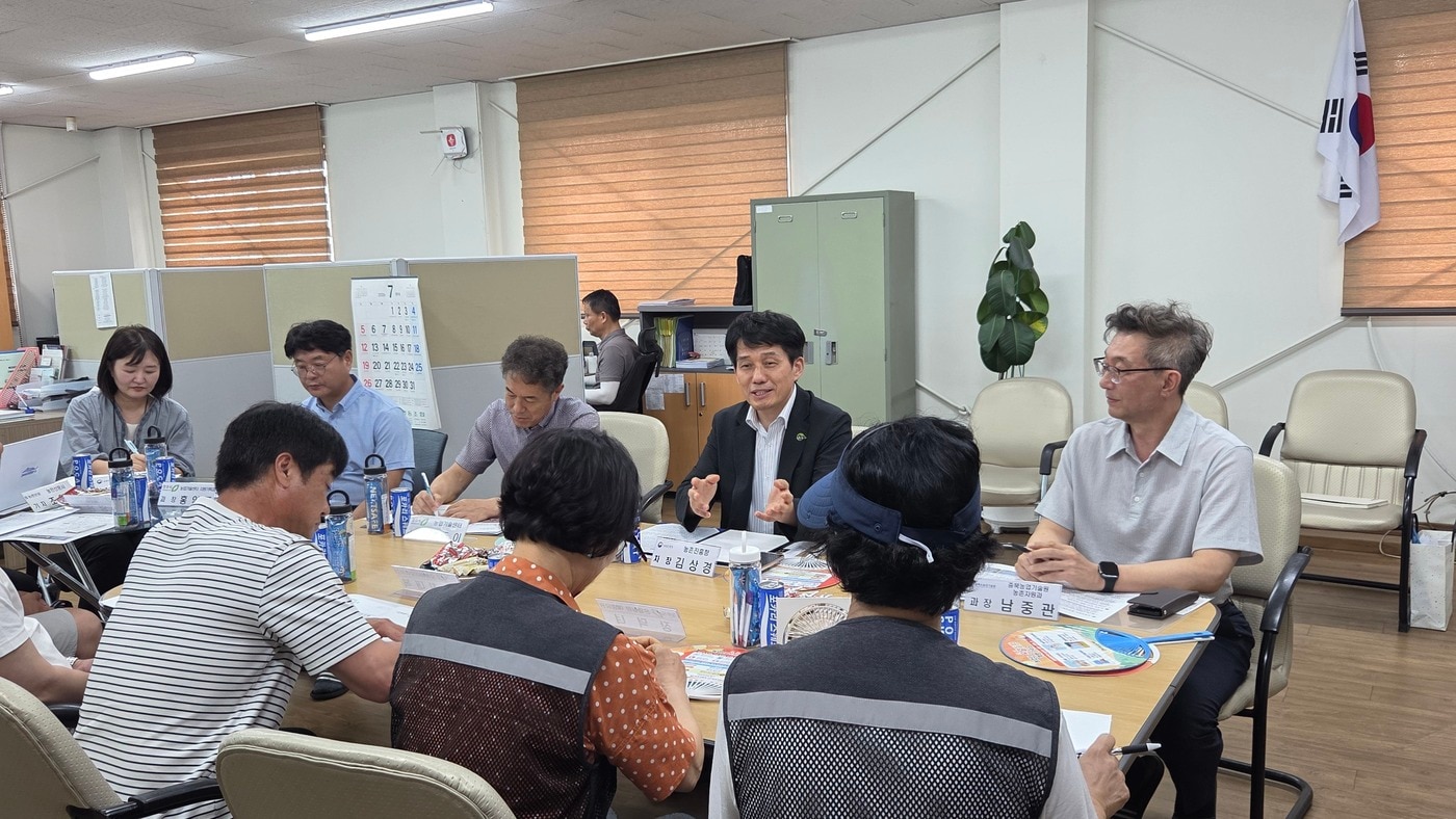 김상경 농촌진흥청 차장이 14일 충청북도 청주시에서 여름철 농업인 안전 대응 상황을 살피고, 온열질환 예방 요원들과 현장 밀착 활동을 펼쳤다. (농촌진흥청 제공. 재판매 및 DB금지) 2026.7.14 /뉴스1