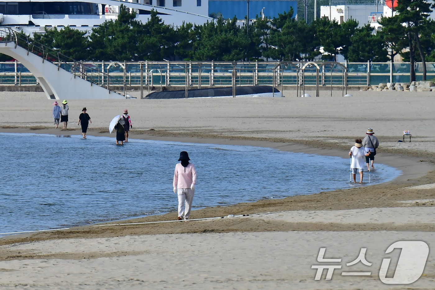 경북 포항시 북구 영일대해수욕장에서 시민들이 맨발 걷기를 하고 있다.2026.7.15 ⓒ 뉴스1 최창호 기자
