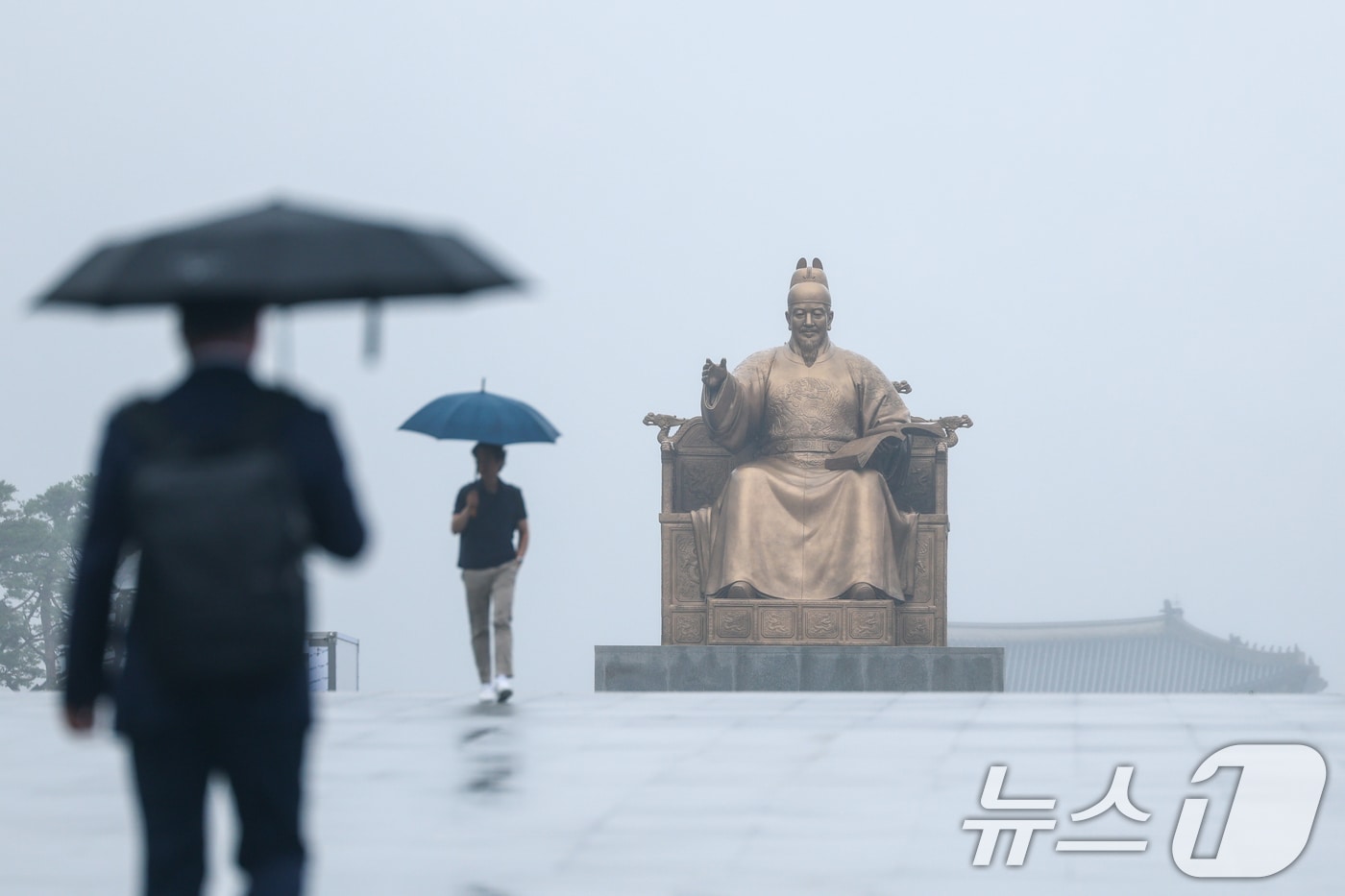 수도권에 100㎜의 비가 예보되는 등 전국에 장맛비가 내리는 15일 오전 서울 종로구 광화문광장에서 시민들이 우산을 쓴채 걸어가고 있다. 2026.7.15 ⓒ 뉴스1 안은나 기자