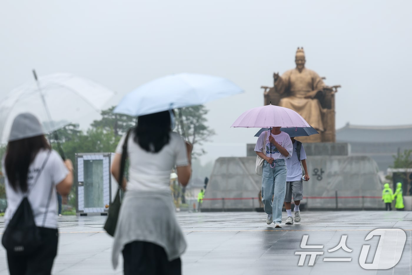 수도권에 100㎜의 비가 예보되는 등 전국에 장맛비가 내리는 15일 오전 서울 종로구 광화문광장에서 시민들이 우산을 쓴채 걸어가고 있다. 2026.7.15 ⓒ 뉴스1 안은나 기자