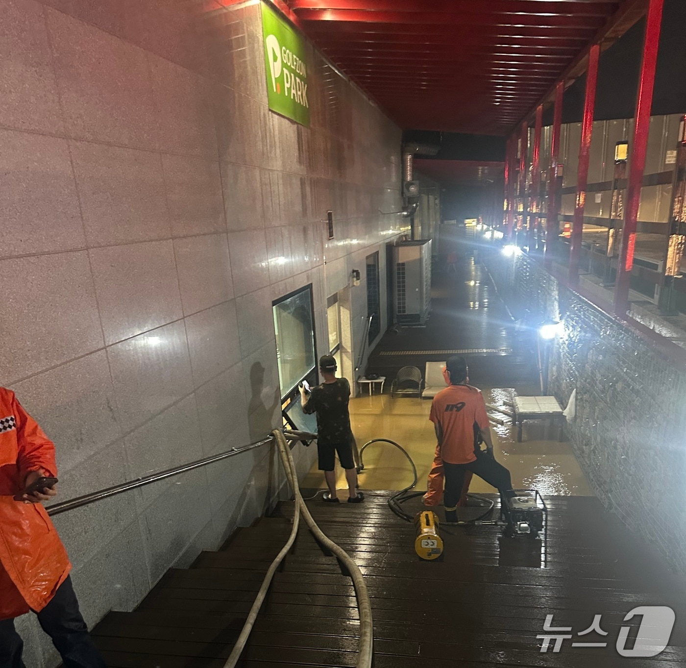 14일 오후 9시 56분께 경기 파주시 문산읍 한 건물 지하 1층에 위치한 스크린골프장이 침수돼 소방 당국이 배수 작업을 벌이고 있다.(경기도북부소방재난본부 제공. 재판매 및 DB 금지)/뉴스1