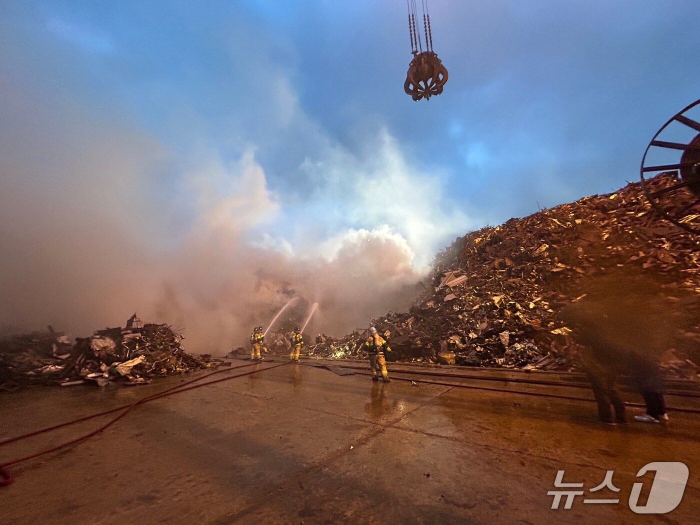 14일 오후 7시 18분쯤 제물포구 송현동 동국제강 인천공장 야외 하역장에서 화재가 발생했다.(인천소방본부 제공. 재배포 및 DB금지)2026.7.15/뉴스1