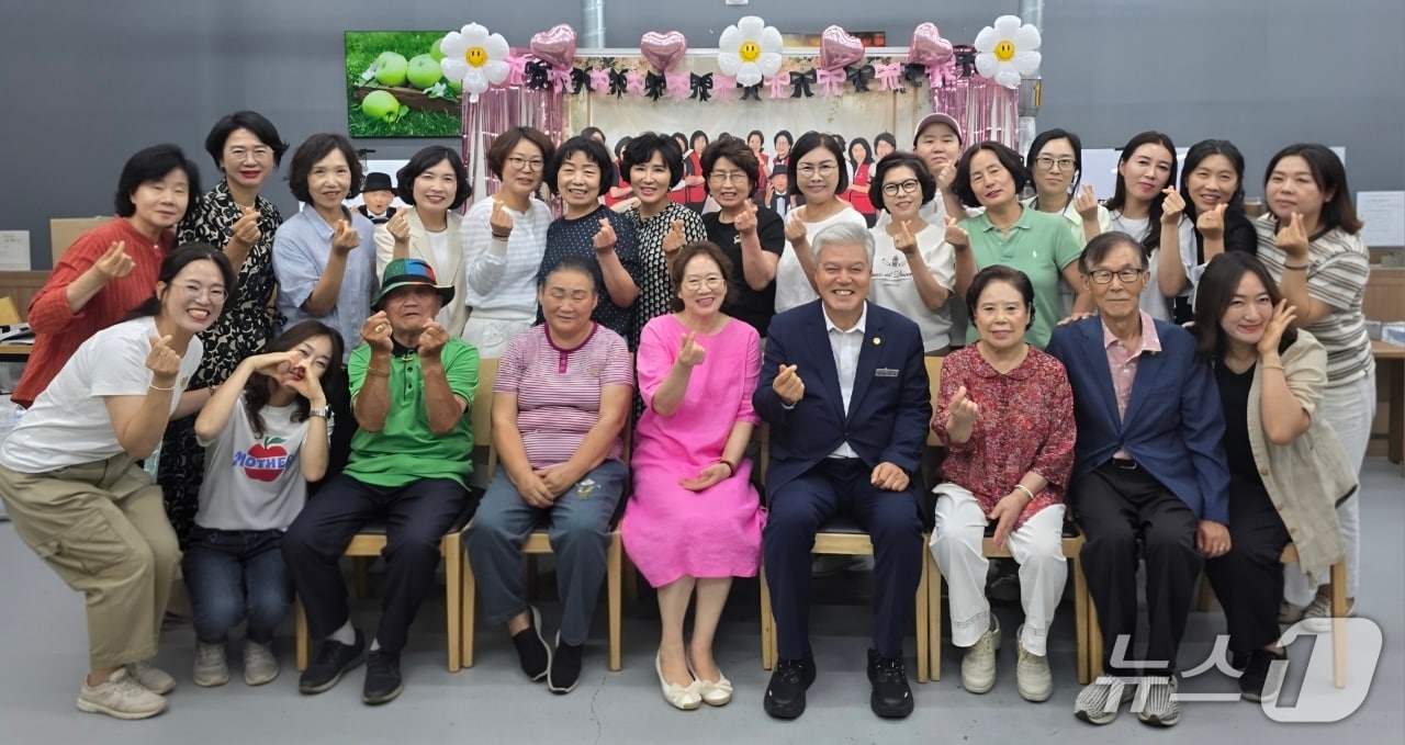 금산군누리어머니회 웨딩 선물 전달 기념사진(금산군 제공. 재판매 및 DB금지)/뉴스1