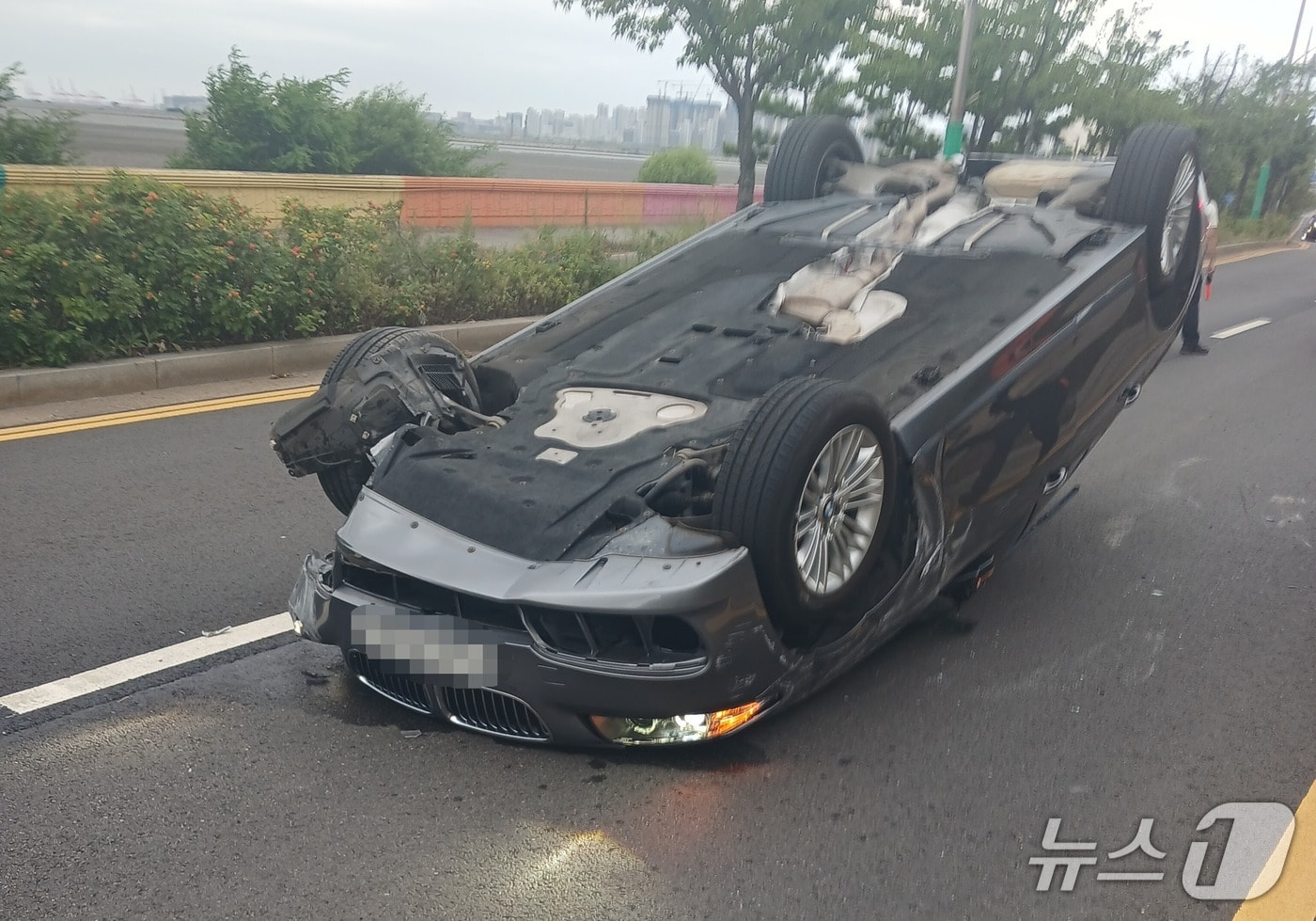 14일 오후 2시 49분쯤 인천시 남동구 고잔동 고잔톨게이트(TG) 인근 도로에서 승용차 1대가 전복되는 사고가 발생했다.(인천소방본부 제공. 재배포 및 DB금지)2026.7.15/뉴스1