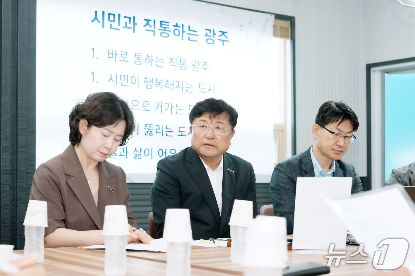 박관열 광주시장(가운데)이 15일 경안시장서 운영한 첫 '직통시장실'에서 상인들과 현안에 대한 의견을 나누고 있는 모습.(광주시 제공)