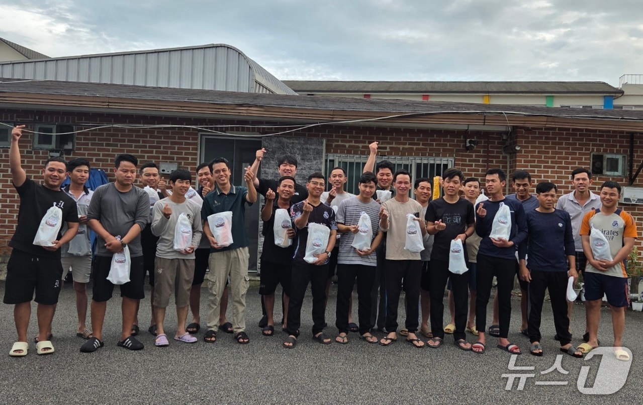 농협 강원본부, 외국인 계절근로자에 물품 전달.(강원농협 제공, 재판매 및 DB금지)