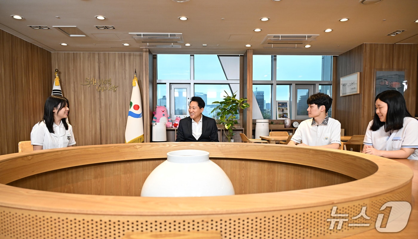 오세훈 서울시장이 15일 서울시청 집무실에서 열린 '서울런 우수회원 격려 간담회'에서 학생들과 학업 목표에 대해 이야기를 나누고 있다.(서울시 제공)