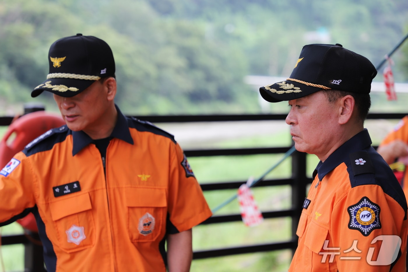 김문용 경기북부소방재난본부장(오른쪽)이 15일 취임 첫 공식 일정으로 가평 수해 현장을 방문해 안전 관리 실태를 점검하고 있다.(경기도북부소방재난본부 제공. 재판매 및 DB 금지)/뉴스1