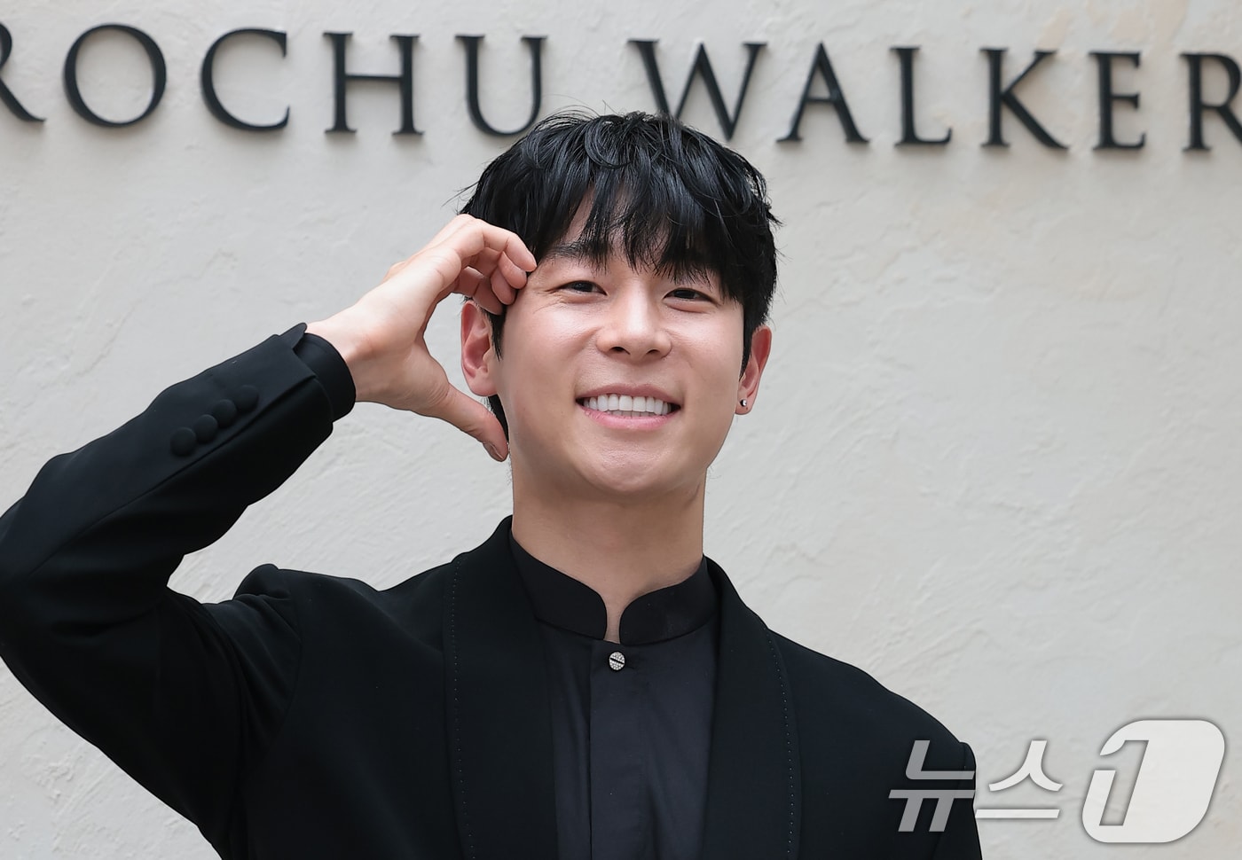 바이올리니스트 대니 구가 15일 오후 서울 강남구 도산공원 인근에 위치한 패션 브랜드 ‘브로슈 워커’ 첫 플래그십 스토어 오픈 행사에 참석해 포즈를 취하고 있다. 2026.7.15 ⓒ 뉴스1 권현진 기자