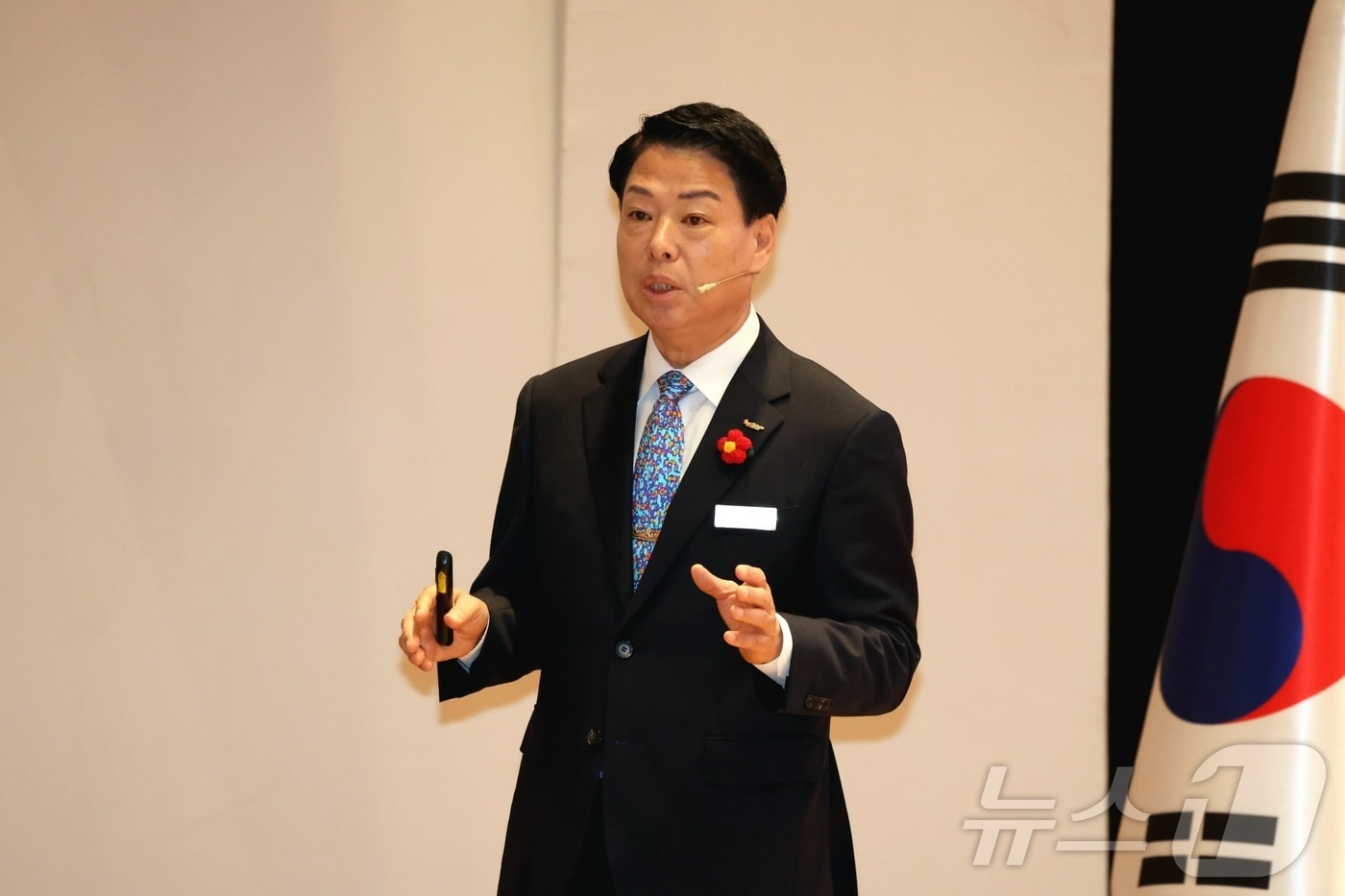 박성현 광양시장이 15일 백운아트홀에서 미래비전과 비상경제 시민보고회를 열고 시 재정상황을 설명하고 있다. (광양시 제공. 재판매 및 DB금지) ⓒ 뉴스1