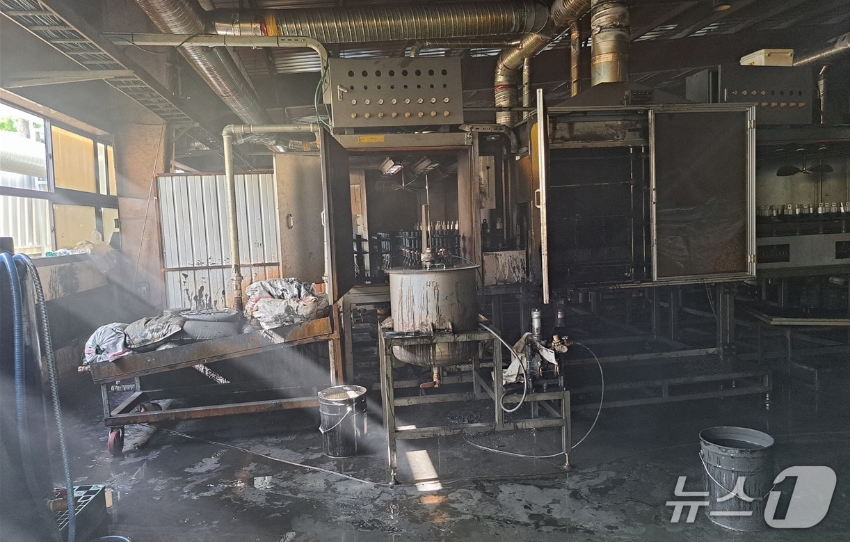 15일 오후 2시쯤 경북 경산시 진량읍 신상리 자동차부품 제조 공장 에서 불이 나 진화 대원들이 2시간여만에 불을 껐다.(경북소방본부 제공. 재판매 및 DB 금지)2026.7.16/뉴스1